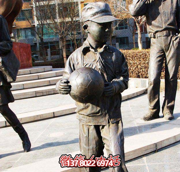 鑄銅雕塑，點綴小學廣場，傳遞小學生足球精神