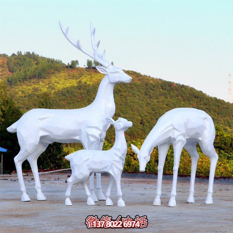 玻璃鋼梅花鹿雕塑，讓一家三口在公園戶外玩耍