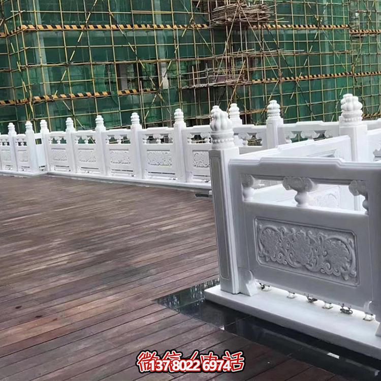 絢麗多彩的防護欄桿，為河道升旗臺打造夢幻般的園林雕塑