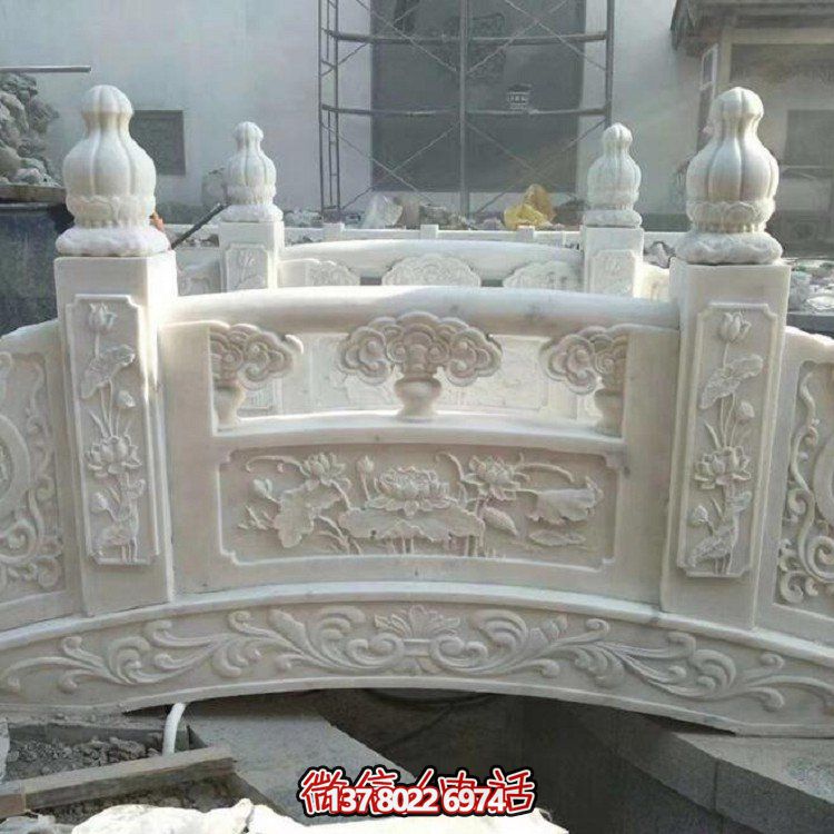 欣賞大理石雕塑的美景，玩轉庭院石拱橋