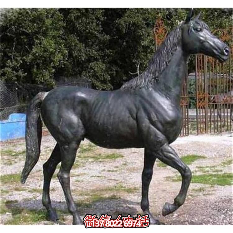 玻璃鋼仿銅馬雕塑，為園林廣場增添獨(dú)特魅力