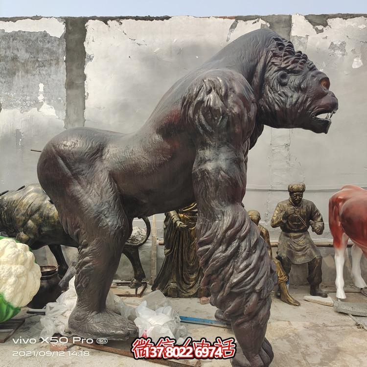 仿真玻璃鋼大猩猩雕塑，給游樂(lè)園帶來(lái)新的樂(lè)趣