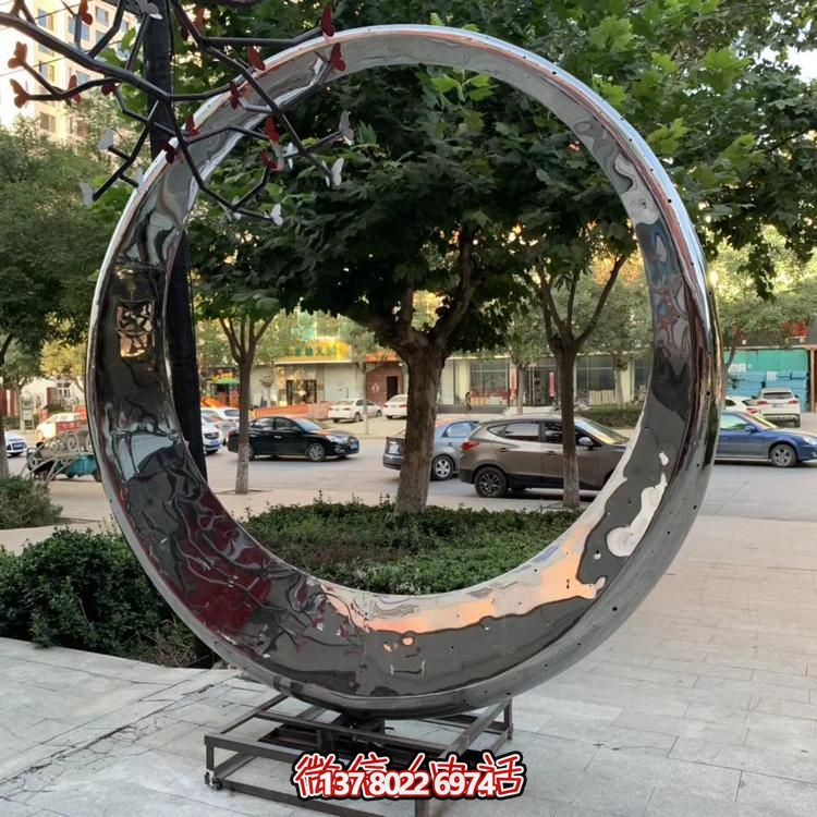 高級(jí)不銹鋼鏡面拋光圓環(huán)噴泉，為酒店會(huì)所戶(hù)外景觀雕塑增添絢麗色彩