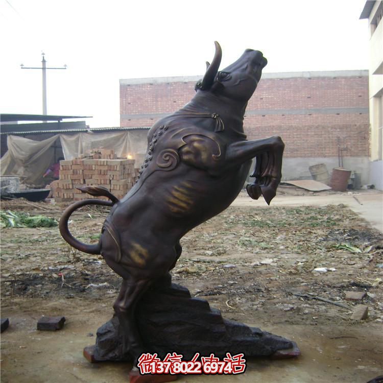 牛年奮進雕塑，玻璃鋼仿銅戶外景區農耕積極雕塑