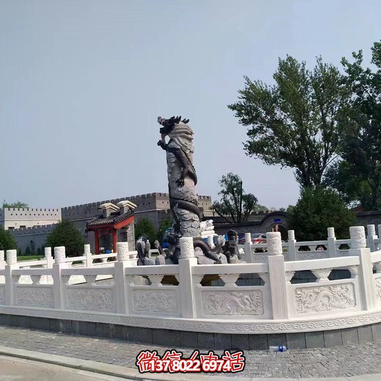 漢白玉石雕欄板，為景區(qū)水池提供防護(hù)及園林裝飾