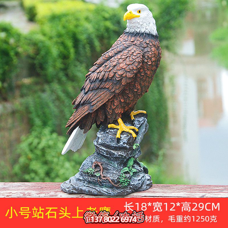 石頭藝術(shù)老鷹雕塑，點(diǎn)綴花園站