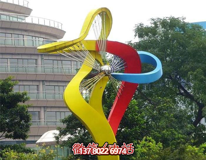 美輪美奐的不銹鋼彩虹舞景觀雕塑，點綴小區環境