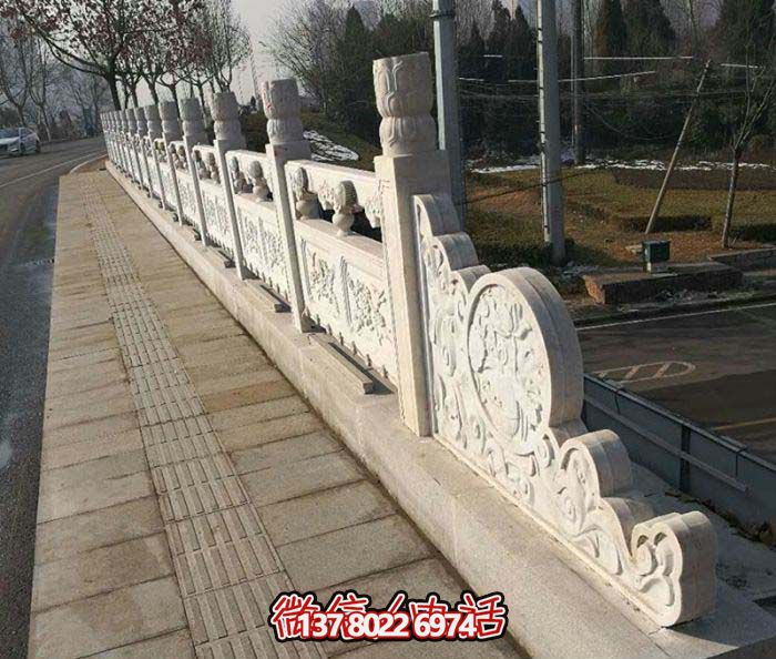 現代城市綠化防護欄桿，融入自然元素的花崗巖石雕