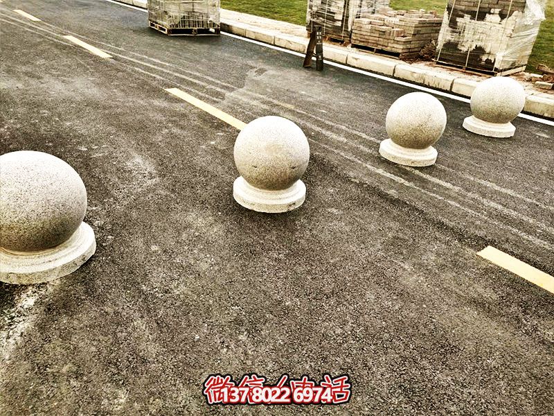 球形路障，為小學路邊擺放的安全隔離車