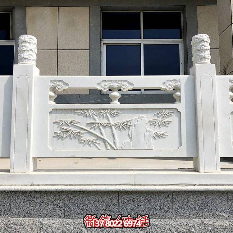 精致古典庭院雕飾浮雕石柱、欄桿、欄板，營造溫馨園林