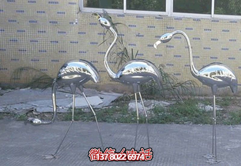 不銹鋼火烈鳥雕塑，完美擺放于室內(nèi)外庭院