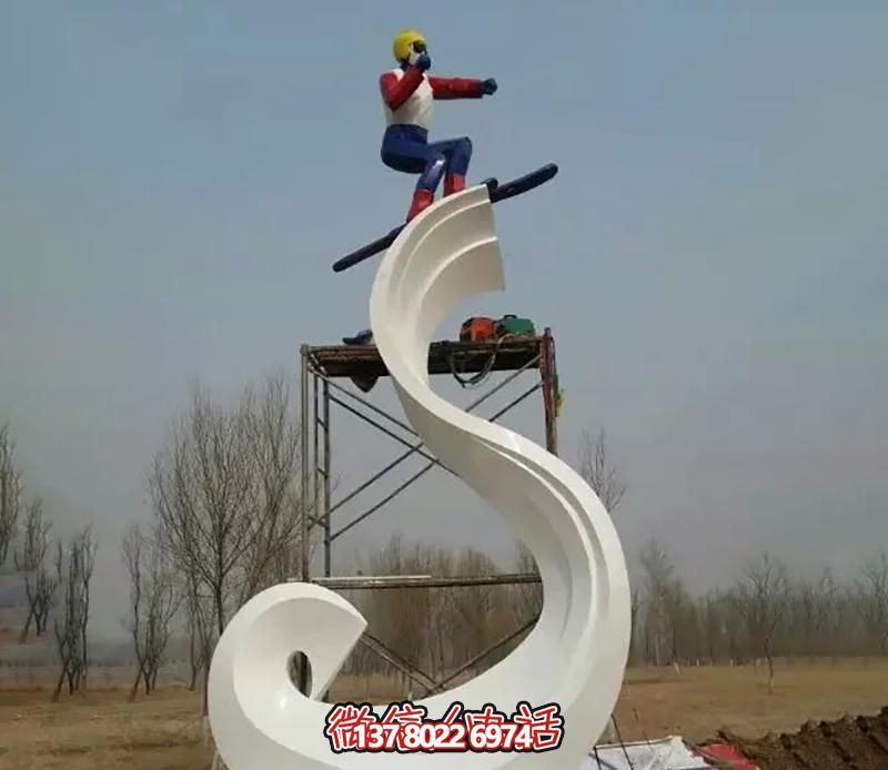彩繪不銹鋼雕塑,把滑雪運(yùn)動(dòng)主題人物雕刻到廣場(chǎng)上 彩繪不銹鋼雕塑,把滑雪運(yùn)動(dòng)主題人物雕刻到廣場(chǎng)上