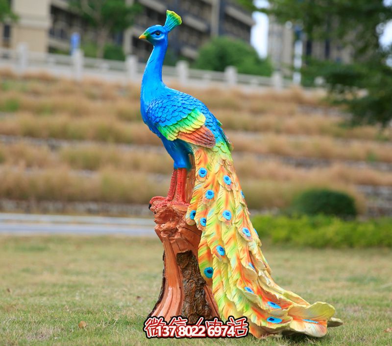 玻璃鋼孔雀雕塑，點(diǎn)綴公園草坪