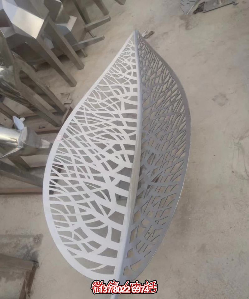 不銹鋼樹葉雕塑，給醫院藝術造型帶來絢麗美觀