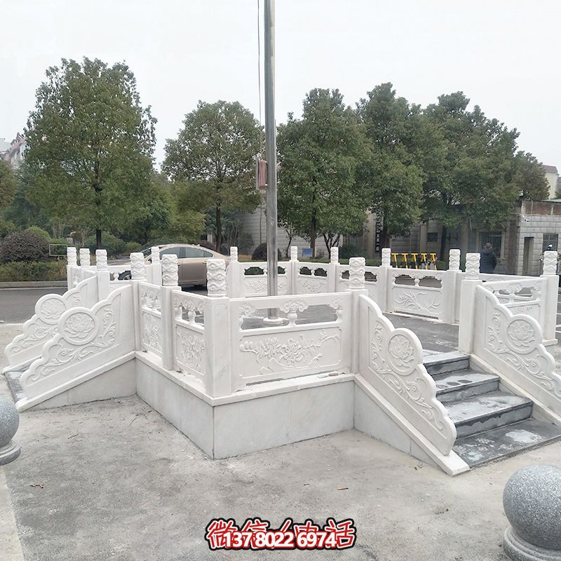 升旗臺石雕——精雕細琢，點綴校園風采