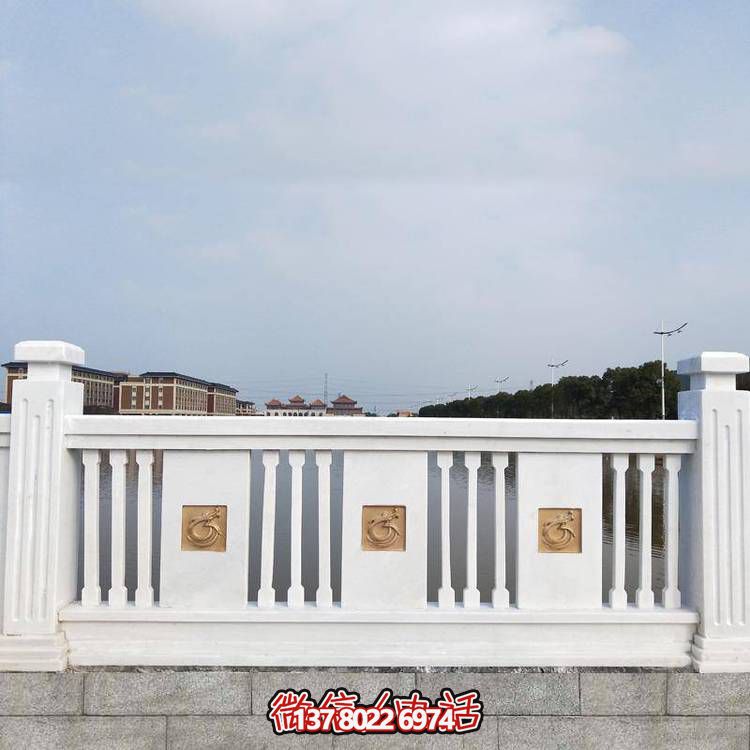 “羅馬柱式漢白玉歐式欄桿，為河道邊裝飾和防護(hù)”