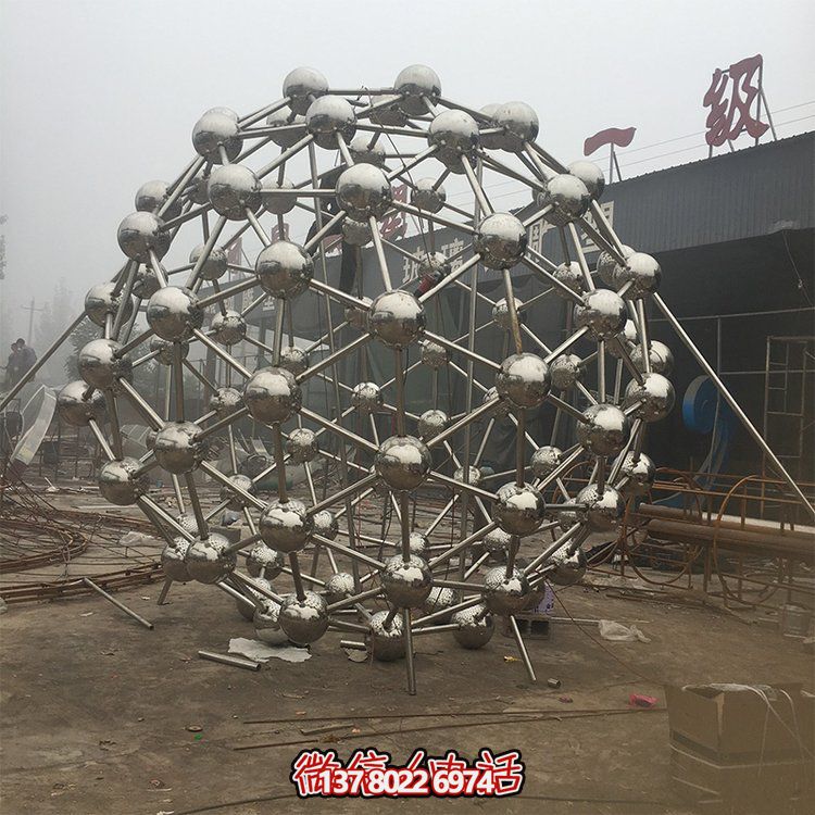 不銹鋼鏤空雕塑，為戶外景觀增添獨特色彩