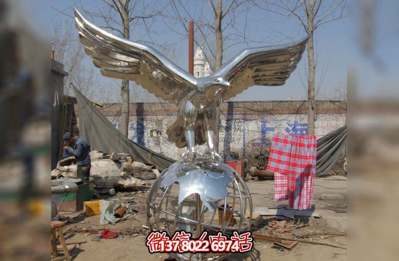 休息時刻，欣賞不銹鋼老鷹雕塑