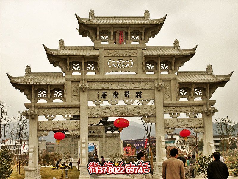 鏤空三門牌坊，點綴城市廣場