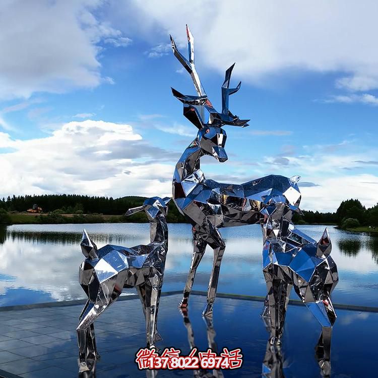 高聳入云的不銹鋼精美幾何雕塑，將公園景觀提升一個(gè)新境界