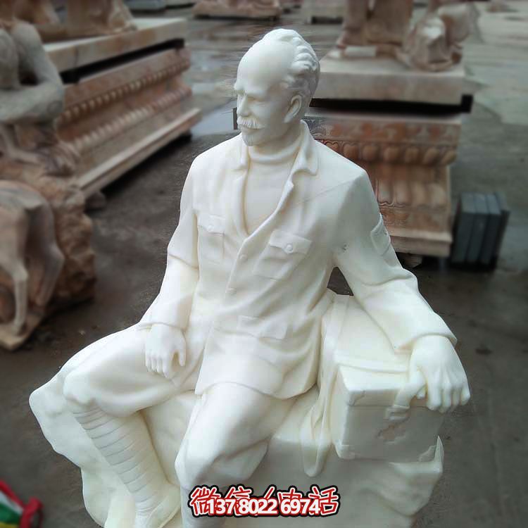 以白求恩精神為原型，漢白玉雕刻的護士坐姿雕塑