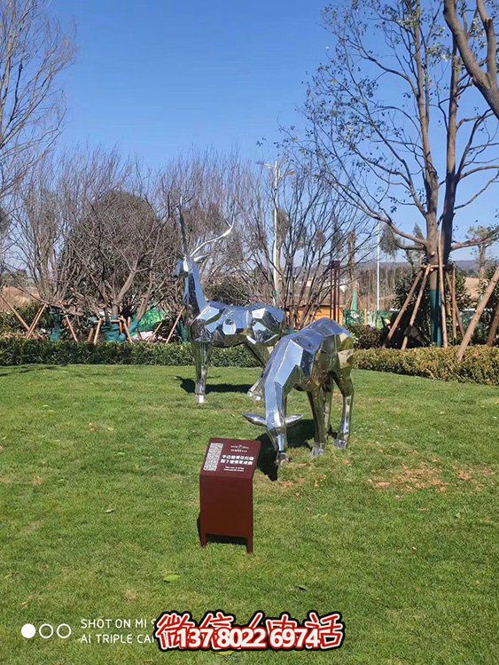 不銹鋼塊面鹿，抬頭鹿，低頭吃草的梅花鹿