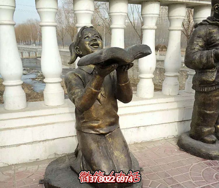 公園創(chuàng)意不銹鋼仿銅跪著的女孩看書(shū)雕塑 公園創(chuàng)意不銹鋼仿銅跪著的女孩看書(shū)雕塑