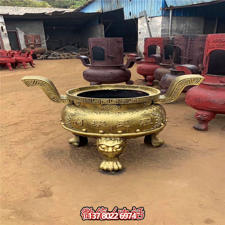 宗祠室內(nèi)擺放漆金鑄銅圓形香爐 宗祠室內(nèi)擺放漆金鑄銅圓形香爐