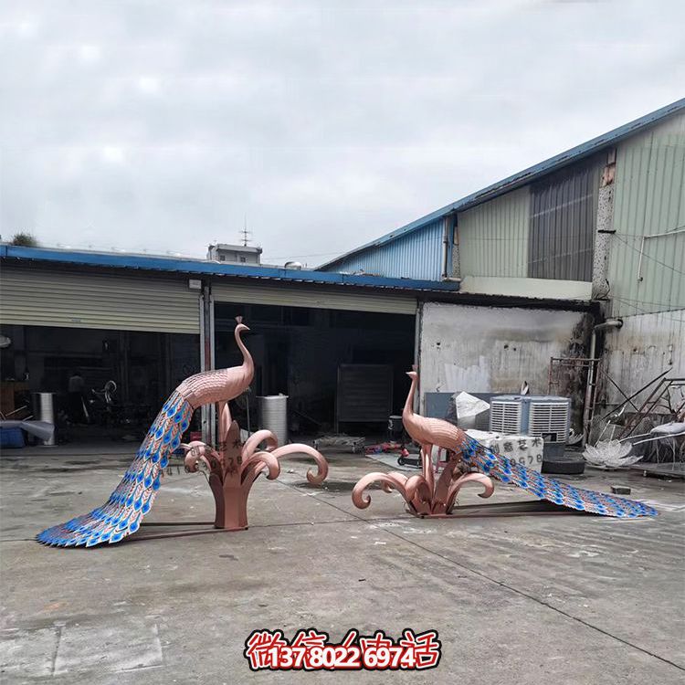 公園里兩只比美的玻璃鋼彩繪孔雀雕塑 公園里兩只比美的玻璃鋼彩繪孔雀雕塑