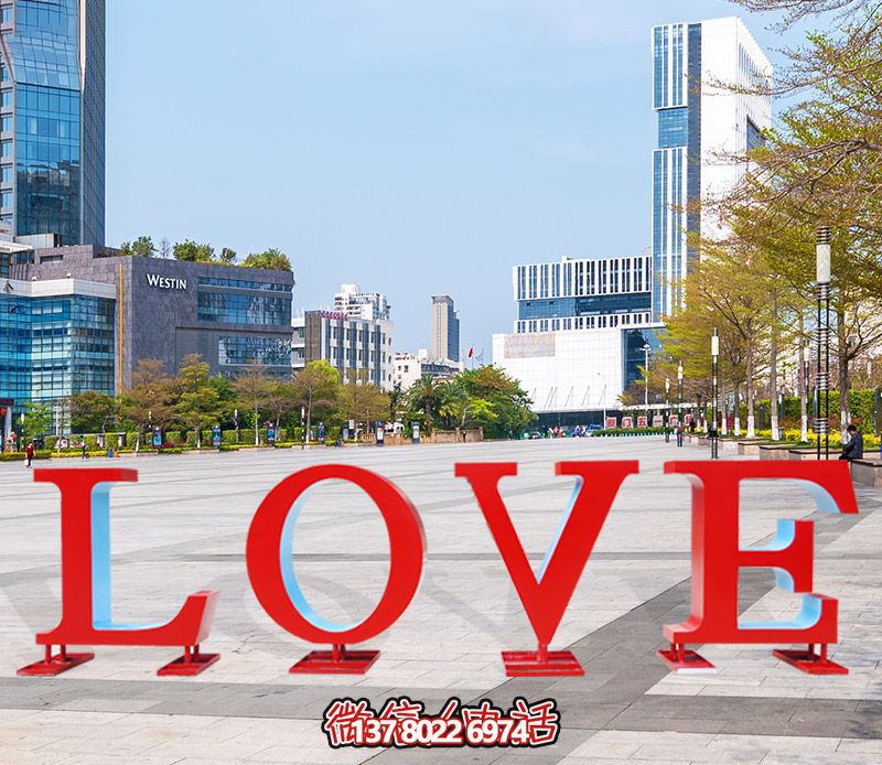 廣場上擺放的紅色鏤空不銹鋼LOVE雕塑 廣場上擺放的紅色鏤空不銹鋼LOVE雕塑