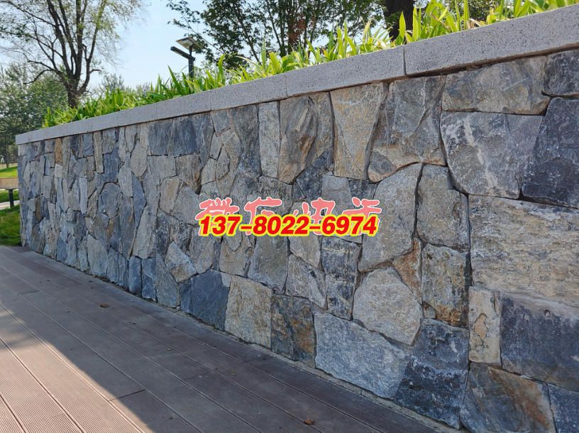 景石碎拼景觀墻：自然與藝術交融的景觀雕塑，石雕工藝的質樸美學呈現