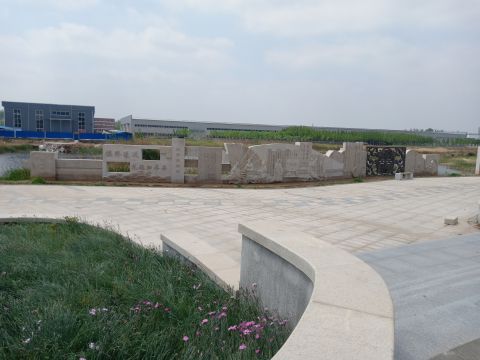 蘆葦湖景墻：鳴琴戴星，長26米，高2